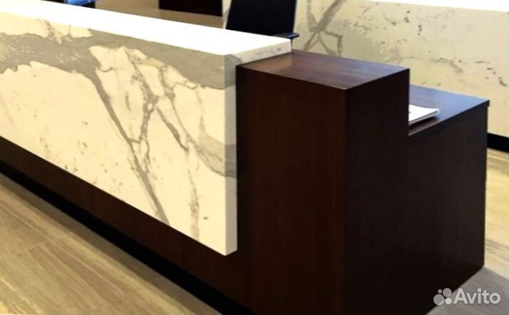 Барная стойка для приемной кварцевого агломерата