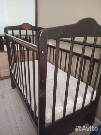 Детская кроватка с маятником и ящиком