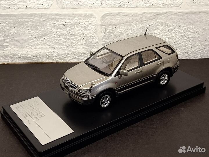 Модель Toyota Harrier 1/43 Hi-story