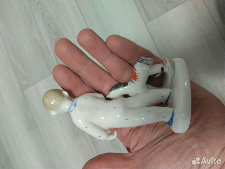 Статуэтка Мальчик с лошадкой Лфз