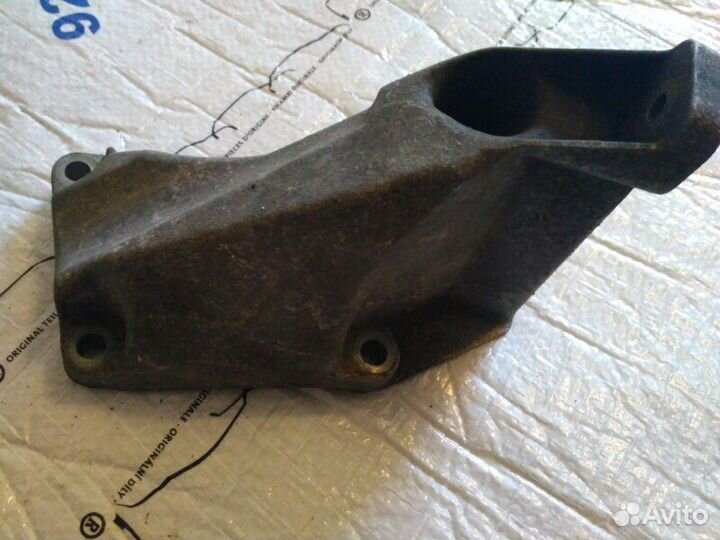 Кронштейн двигателя левый Volkswagen Passat B5