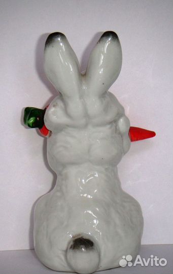 Заяц с морковкой