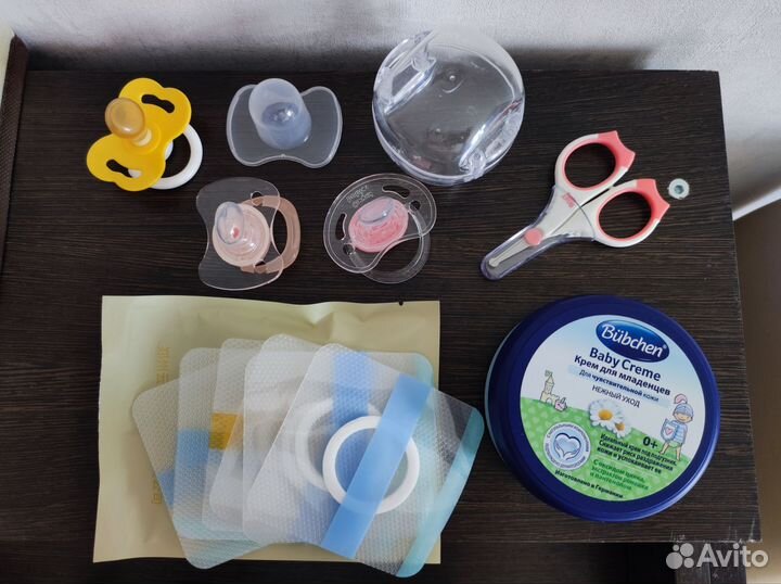 Соски пустышки, детский крем, ножницы, полотенце