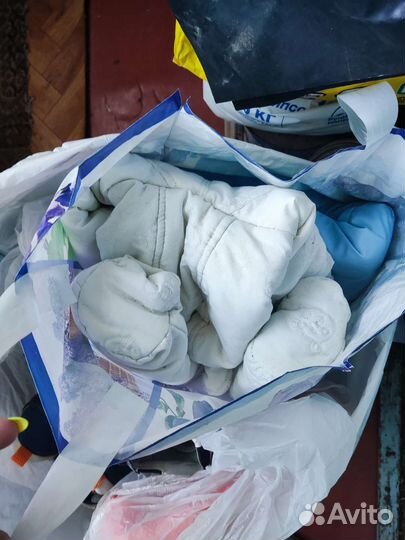 Пакет с детскими вещами и обувью