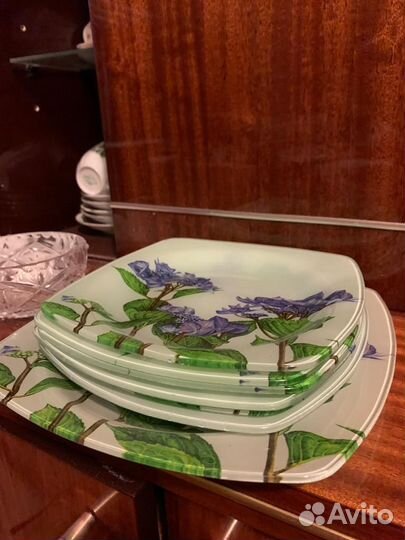 Блюдо с тарелками 6 шт тарелок и одна большая