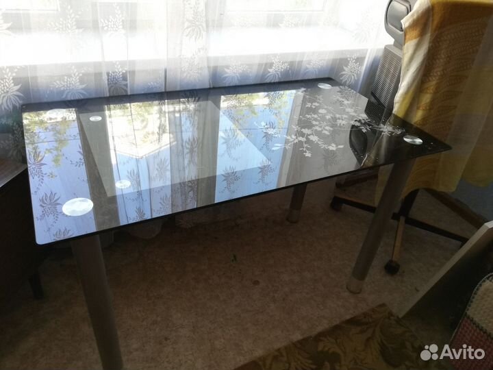 Продам стеклянный стол. Б/у