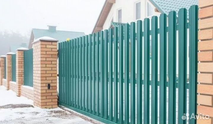 Забор из евроштакетника ,ворота качественно
