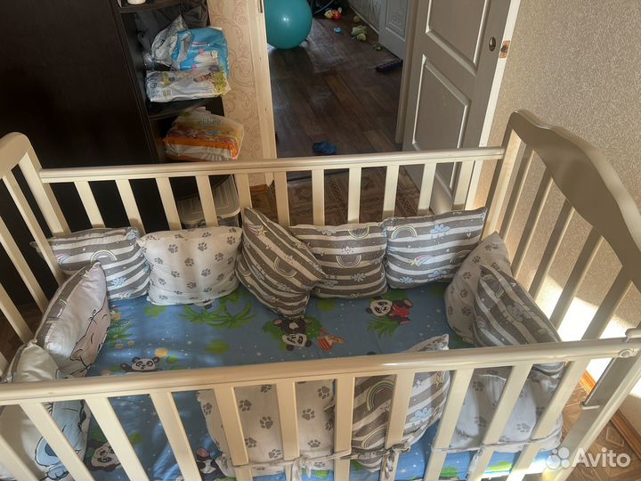 Детская кроватка с маятником