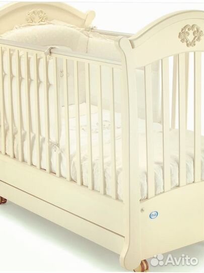 Детская кроватка с маятником и ящиком