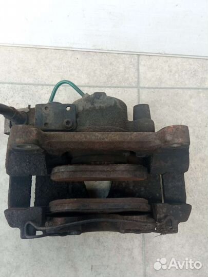 Суппорт тормозной передний левый Renault Laguna 2