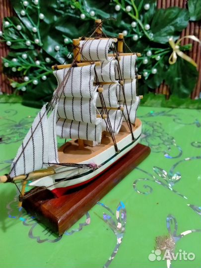 Модель парусника из дерева