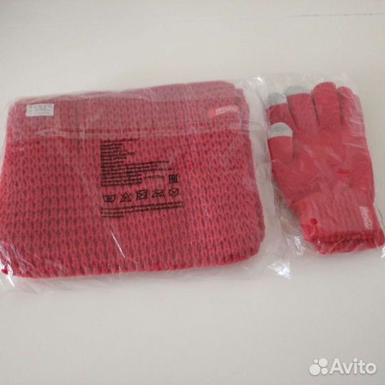 Перчатки и шарф от бренда Кока-Кола