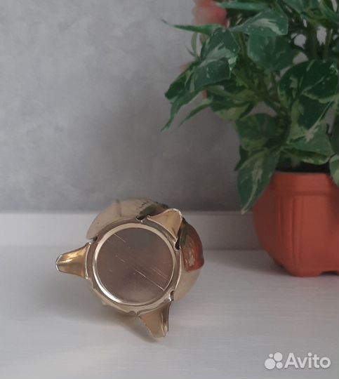 Маленькая вазочка для цветов на ножках