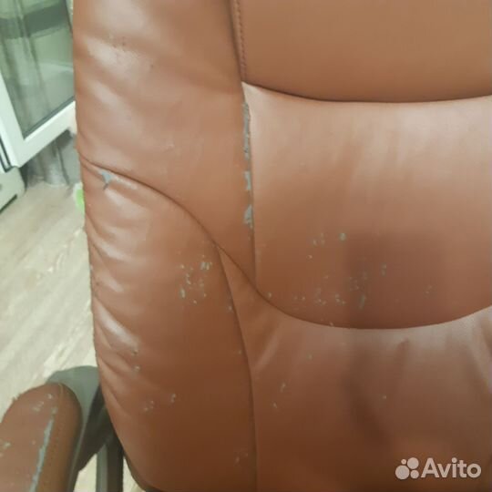 Офисное кожаное кресло