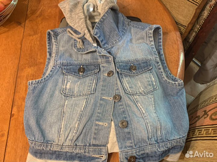 Продаю жилетку джинсовую с капюшоном на девочку