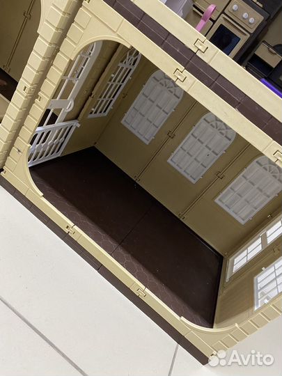 Большой кукольный домик с мебелью