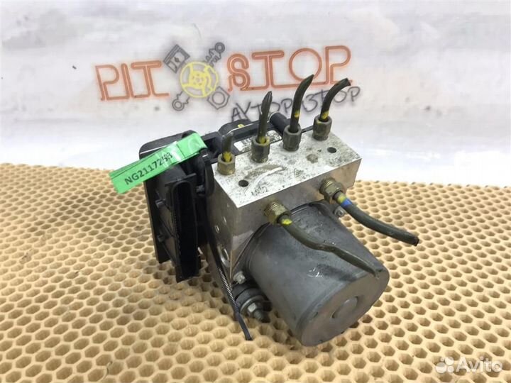 Блок ABS под капотом Nissan Fuga (Y50) 2004 - 2007