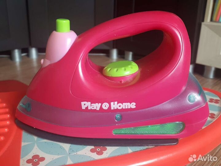 Игрушечный утюг и гладильная доска