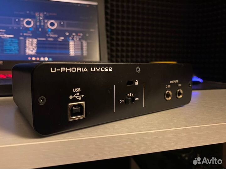 Внешняя звуковая карта Behringer UMC22