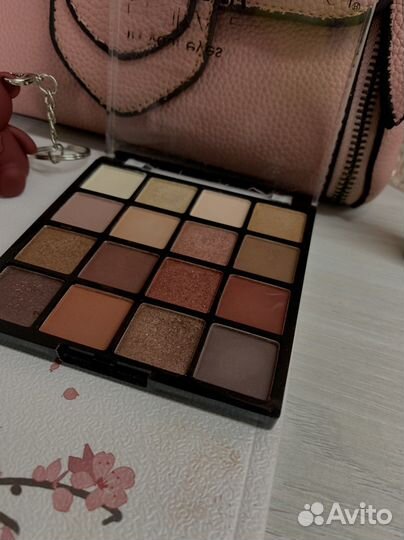 Палитра теней и тушь