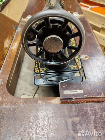 Швейная нож.машинка анквариат на чуг. станине пгмз