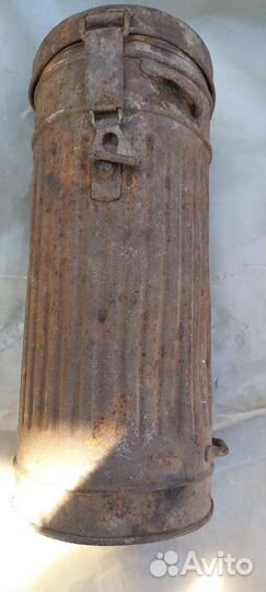 Деталь от шашки и бак от немецкого противогаза