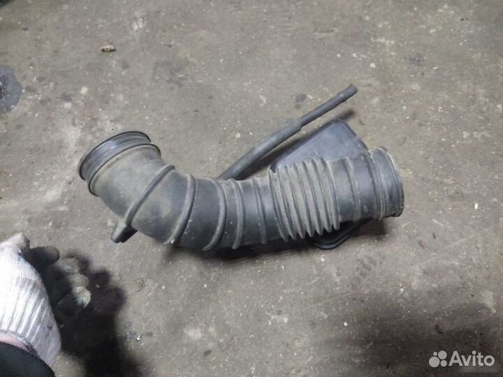 Патрубок воздушного фильтра Mitsubishi Galant 9