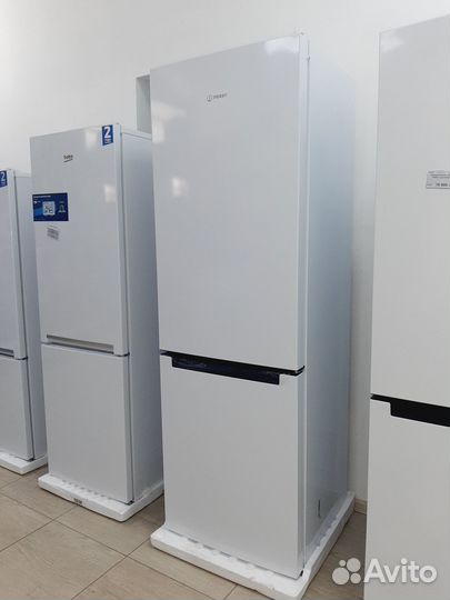 Новый холодильник Indesit DS 4180 W