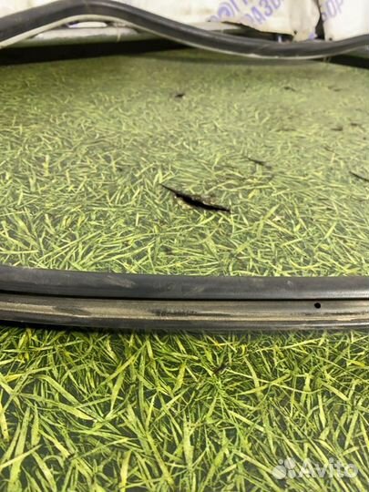 Уплотнительная резинка боковой двери передняя