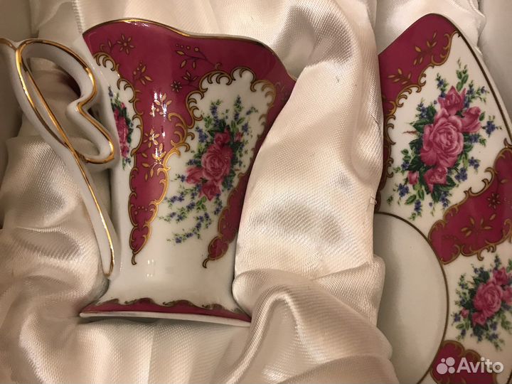 Новые чашки с блюдцами