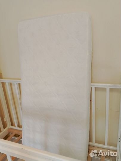 Детская кроватка с маятником и ящиком