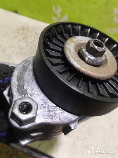 Ролик-натяжитель ручейкового ремня Мерседес Бенз