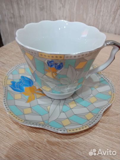 Чайные чашки с блюдцами и ложечками