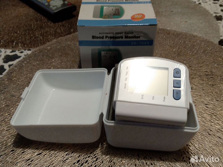 Электронный тонометр на запястье