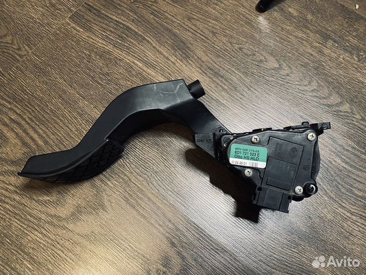 Педаль газа с электронным модулем VAG 8d1721523e