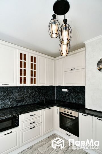 Угловой кухонный гарнитур с белыми фасадами