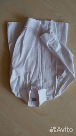 Рубашки белая и бордовая