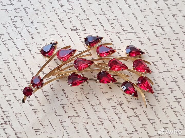 Брошь СССР с красными камнями
