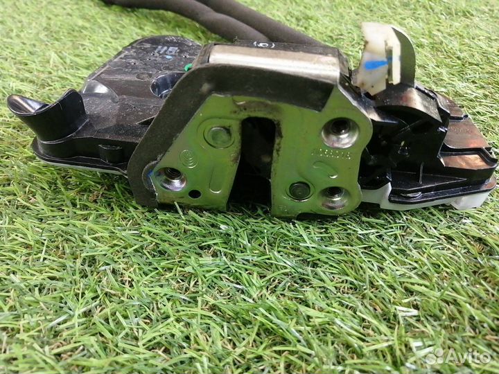 Замок двери передний правый Toyota C-Hr