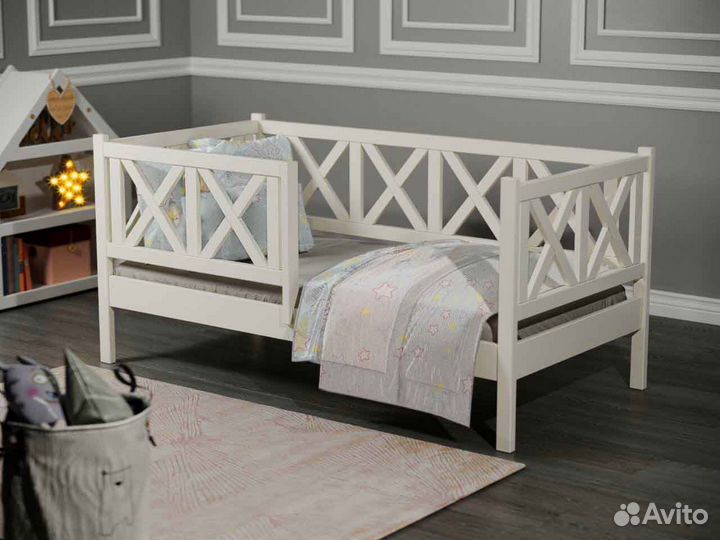 Кроватка из натурального дерева высокий борт детск