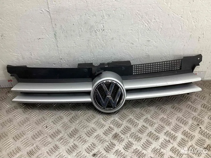 Решетка радиатора для Volkswagen Golf 4 1J0853651H