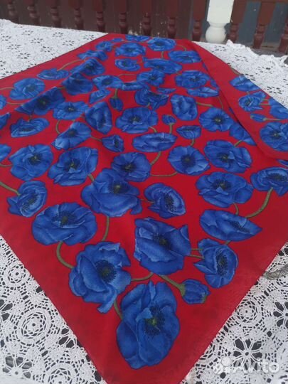 Синии маки на красном фоне платок