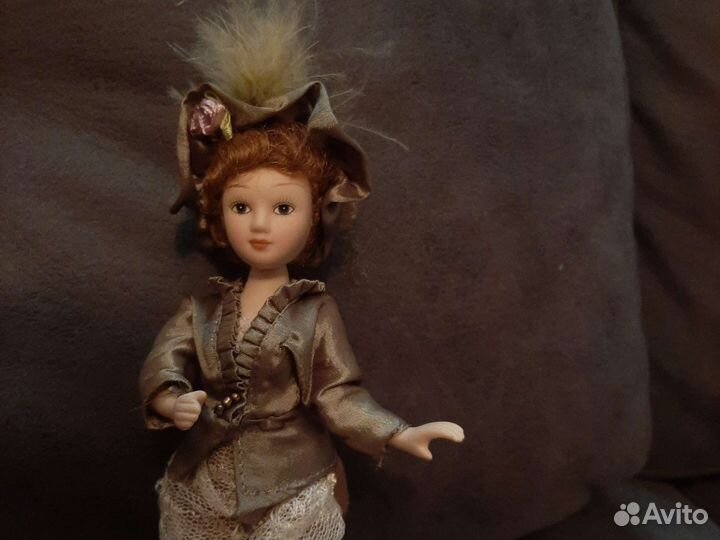 Кукла фарфоровая