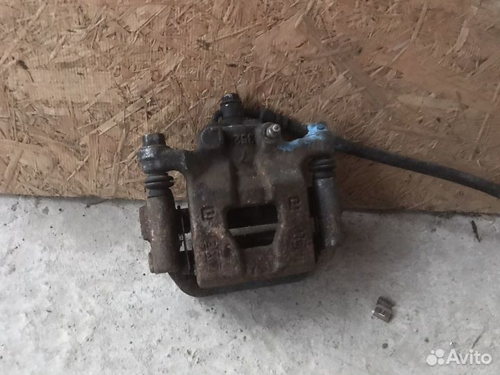 Суппорт задний левый nissan juke