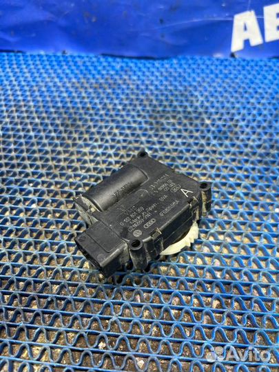 Моторчик заслонок отопителя Audi A6C6 седан 2005