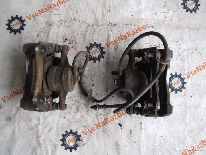 Суппорт передний левый Toyota Avensis 2