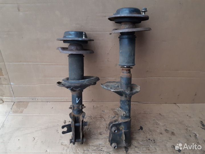 Амортизатор передний Митцубиси Ланцер CB 1992-2000