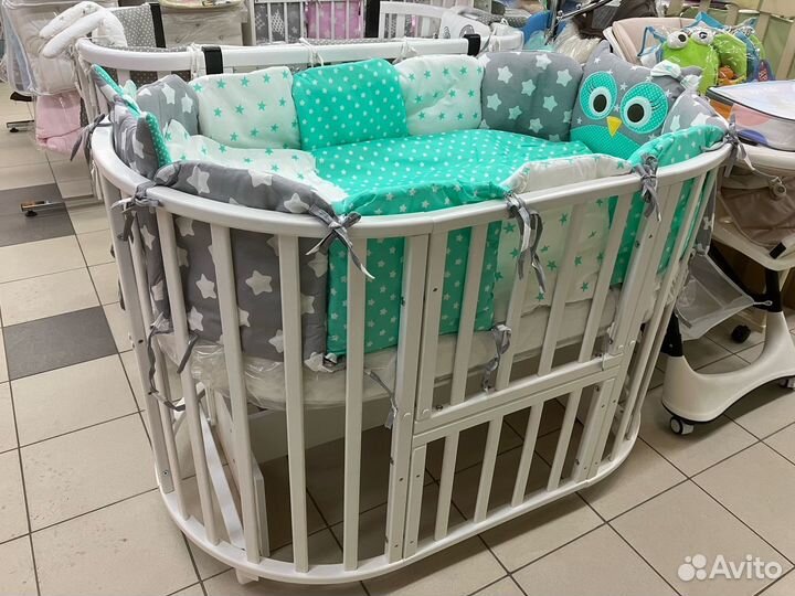 Детская кроватка с маятником белая