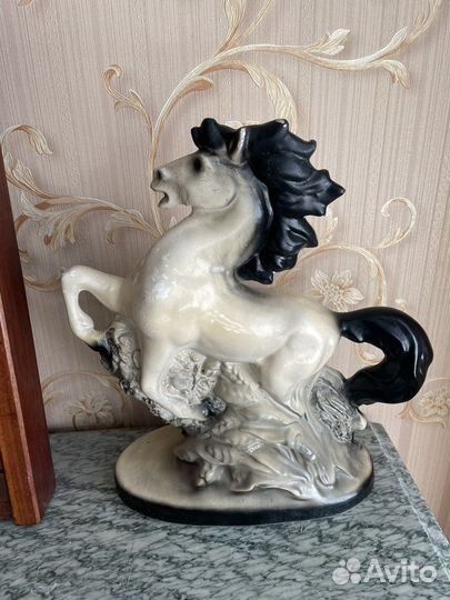 Старинная статуя величественой лошади