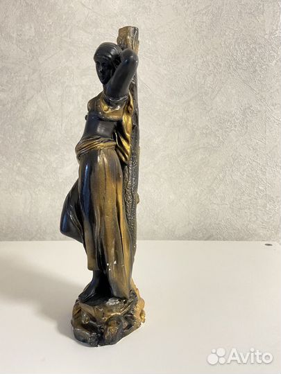 Статуэтка девушка с кувшином